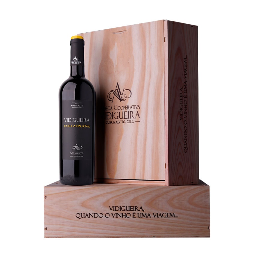 Pack Vinho Vidigueira Touriga Nacional Tinto que inclui uma caixa de madeira com três garrafas de vinho 0,75L de Vidigueira Touriga Nacional