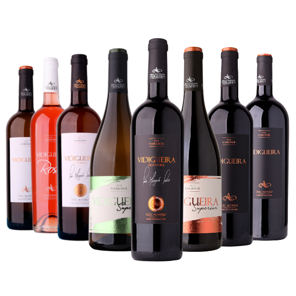 Sete Garrafas, da esquerda para a direita: Vidigueira DOC Branco, Vidigueira Rosé, Vidigueira Signature Branco, Vidigueira Signature Tinto, Vidigueira Superior, Vidigueira DOC Tinto 1,5L e Vidigueira DOC Tinto 5L. Vinhos ACVCA