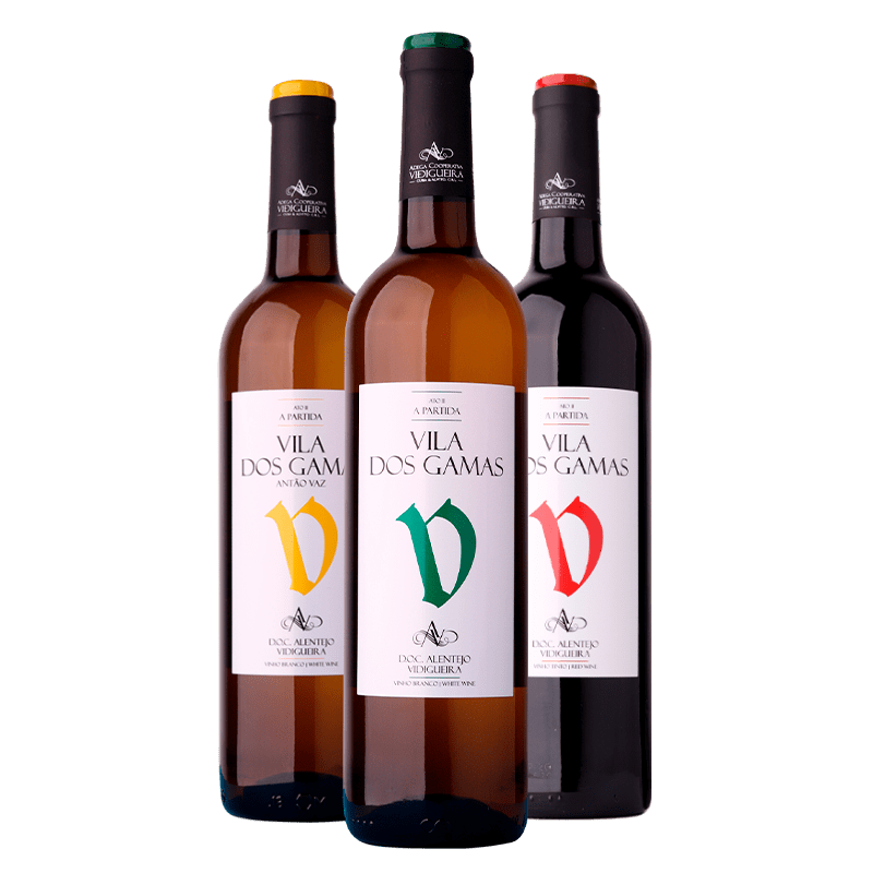 Três Garrafas. Em primeiro plano Vila dos Gamas Branco, em segundo plano, Vila dos Gamas Antão Vaz e Vila dos Gamas Tinto. Vinhos ACVCA