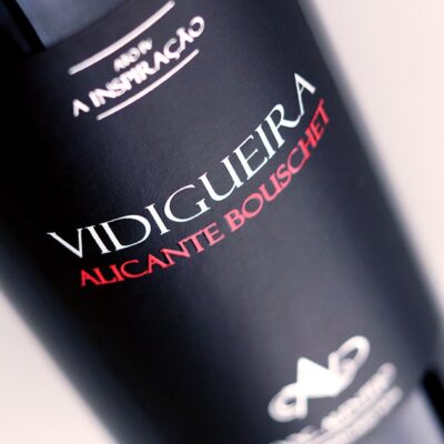 Rótulo da garrafa de vinho alentejano Vidigueira Alicante Bouschet Tinto da Adega Cooperativa Vidigueira Cuba e Alvito